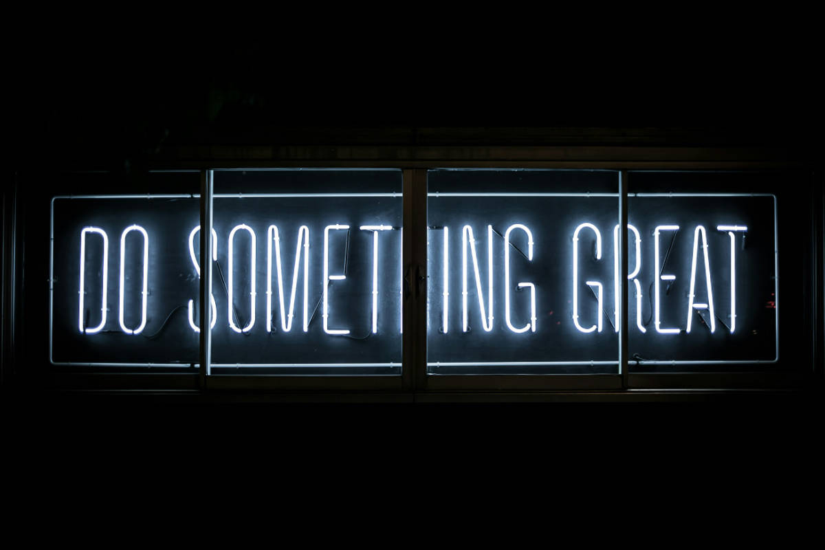 Neonschrift «Do something great» im Dunkeln – ein klarer Aufruf zum Handeln