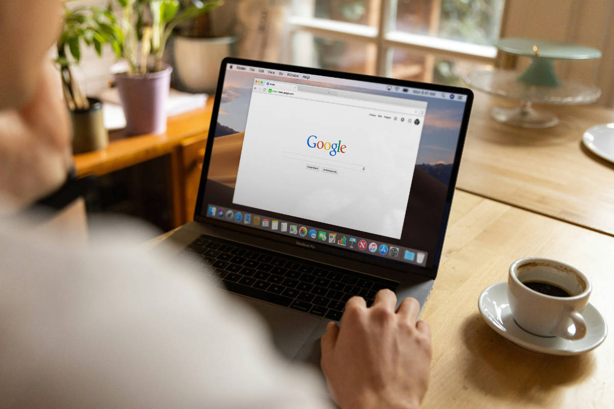 Person am Laptop sucht auf Google – Google Business Profile einrichten