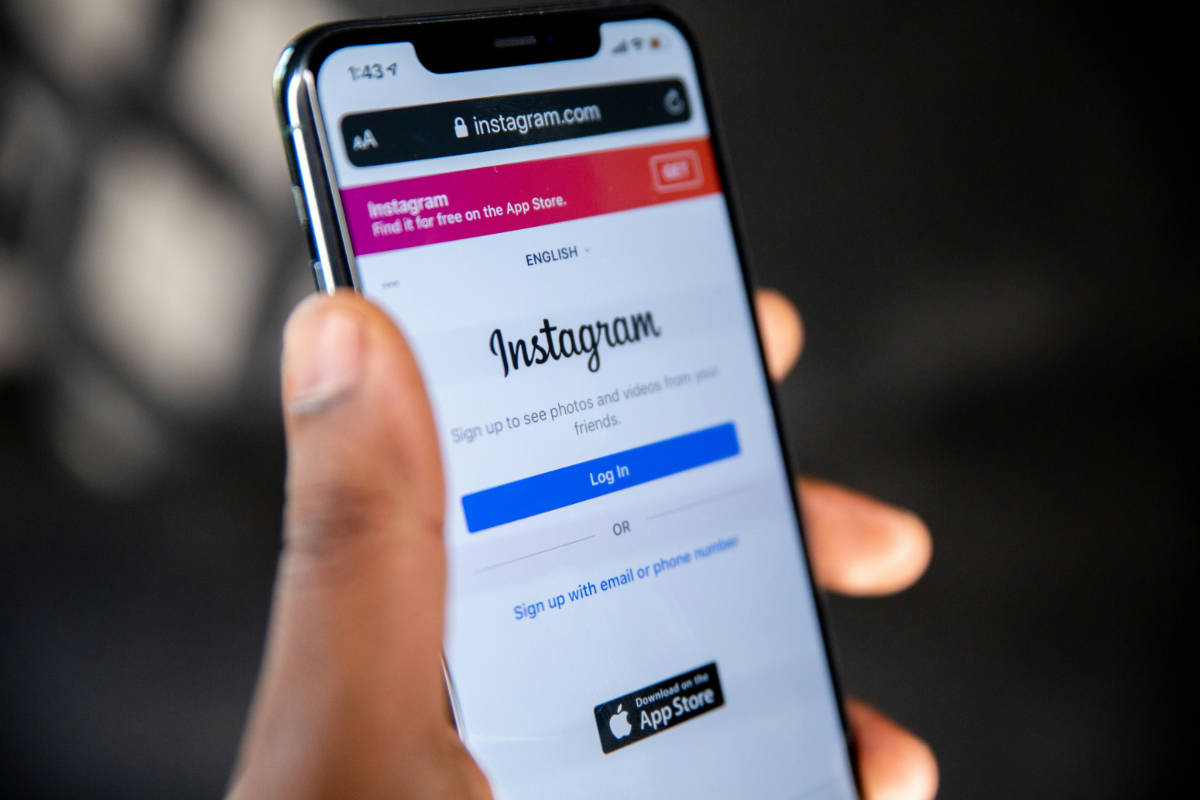 Smartphone mit Instagram-Login – Website oder Instagram für KMU