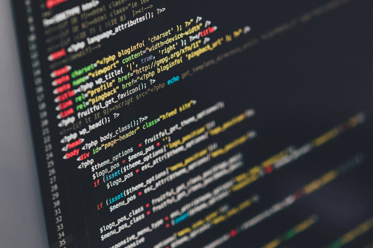 Quellcode in Nahaufnahme auf einem Bildschirm – die Technik hinter einer Website, die regelmässig gepflegt werden muss